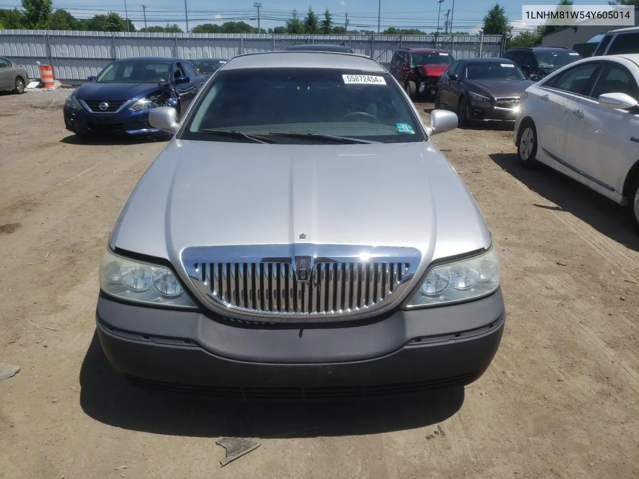 2004 Lincoln Town Car Executive VIN: 1LNHM81W54Y605014 Lot: 55872454