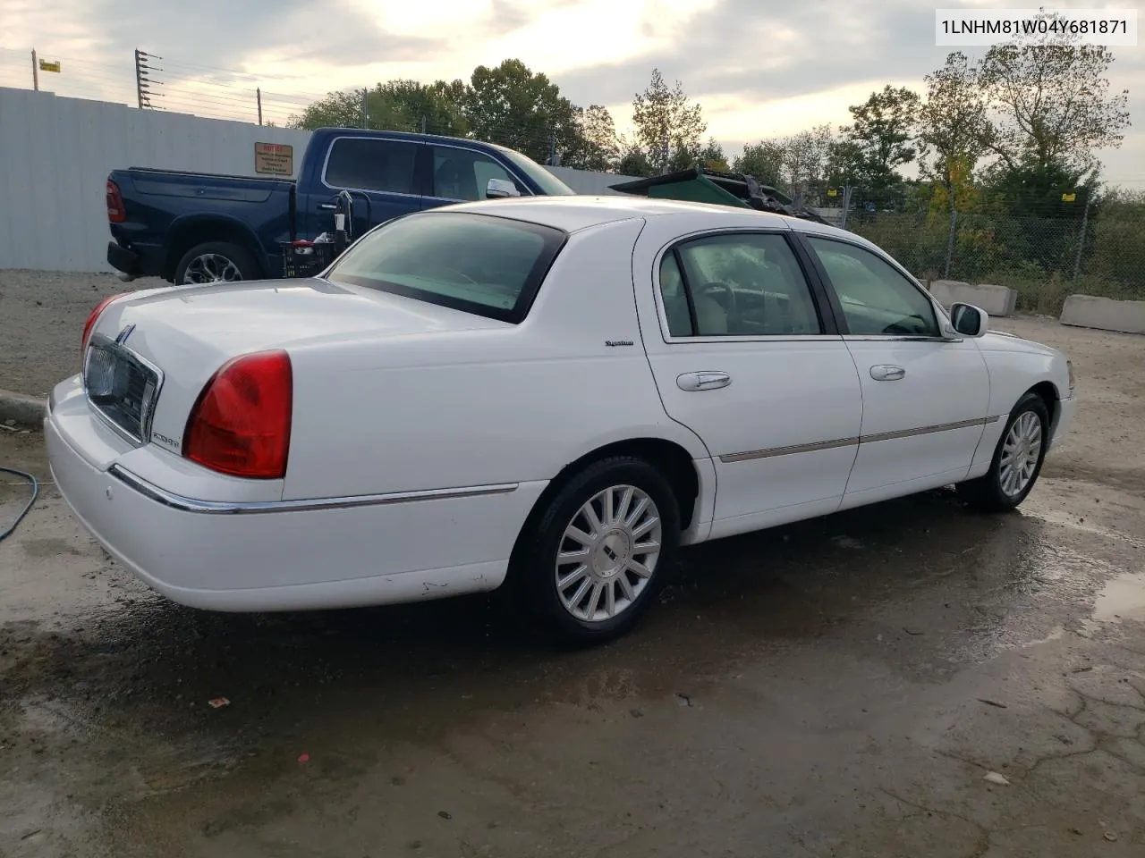 1LNHM81W04Y681871 2004 Lincoln Town Car Executive