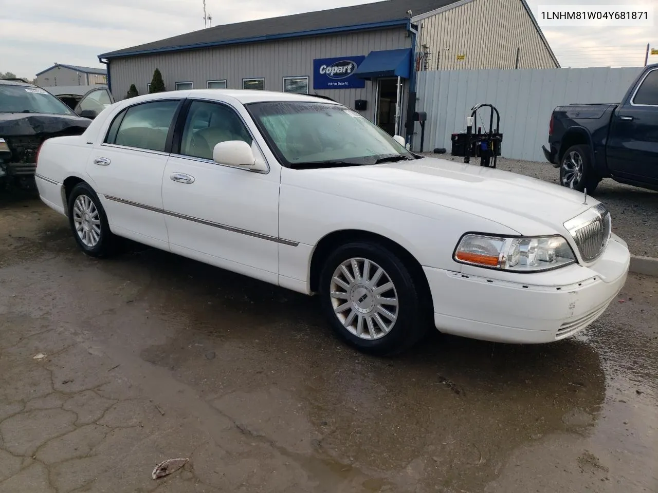 2004 Lincoln Town Car Executive VIN: 1LNHM81W04Y681871 Lot: 71062914