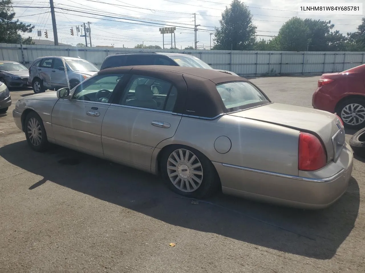 2004 Lincoln Town Car Executive VIN: 1LNHM81W84Y685781 Lot: 71829314