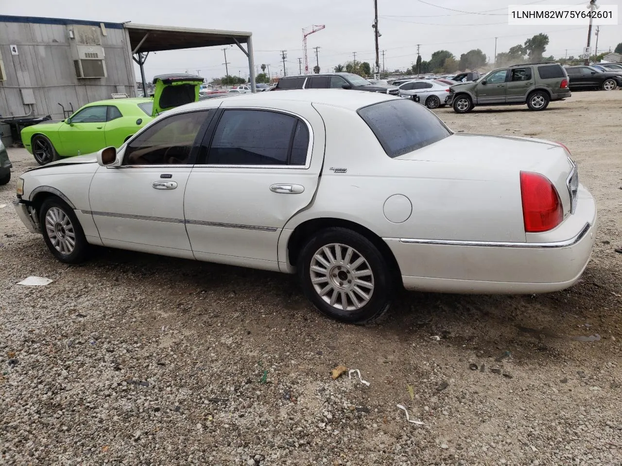 2005 Lincoln Town Car Signature Limited VIN: 1LNHM82W75Y642601 Lot: 54393964