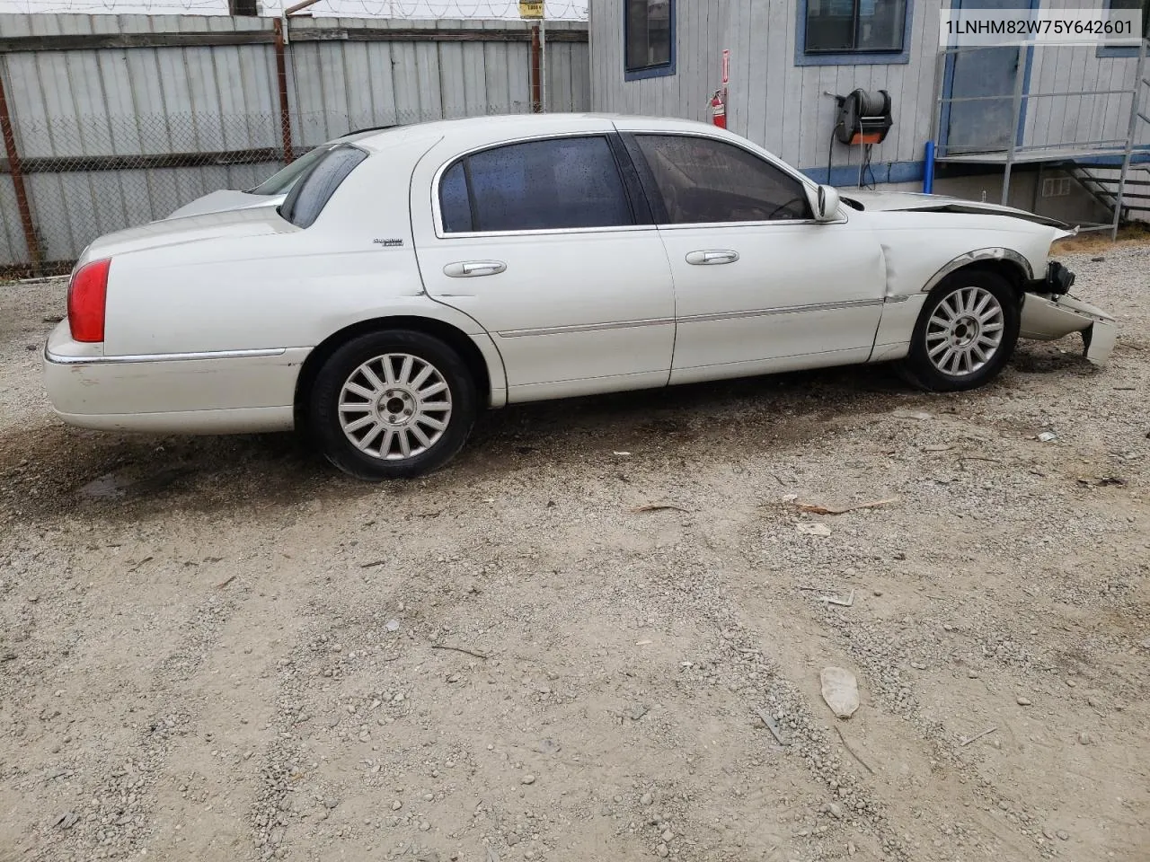 2005 Lincoln Town Car Signature Limited VIN: 1LNHM82W75Y642601 Lot: 54393964