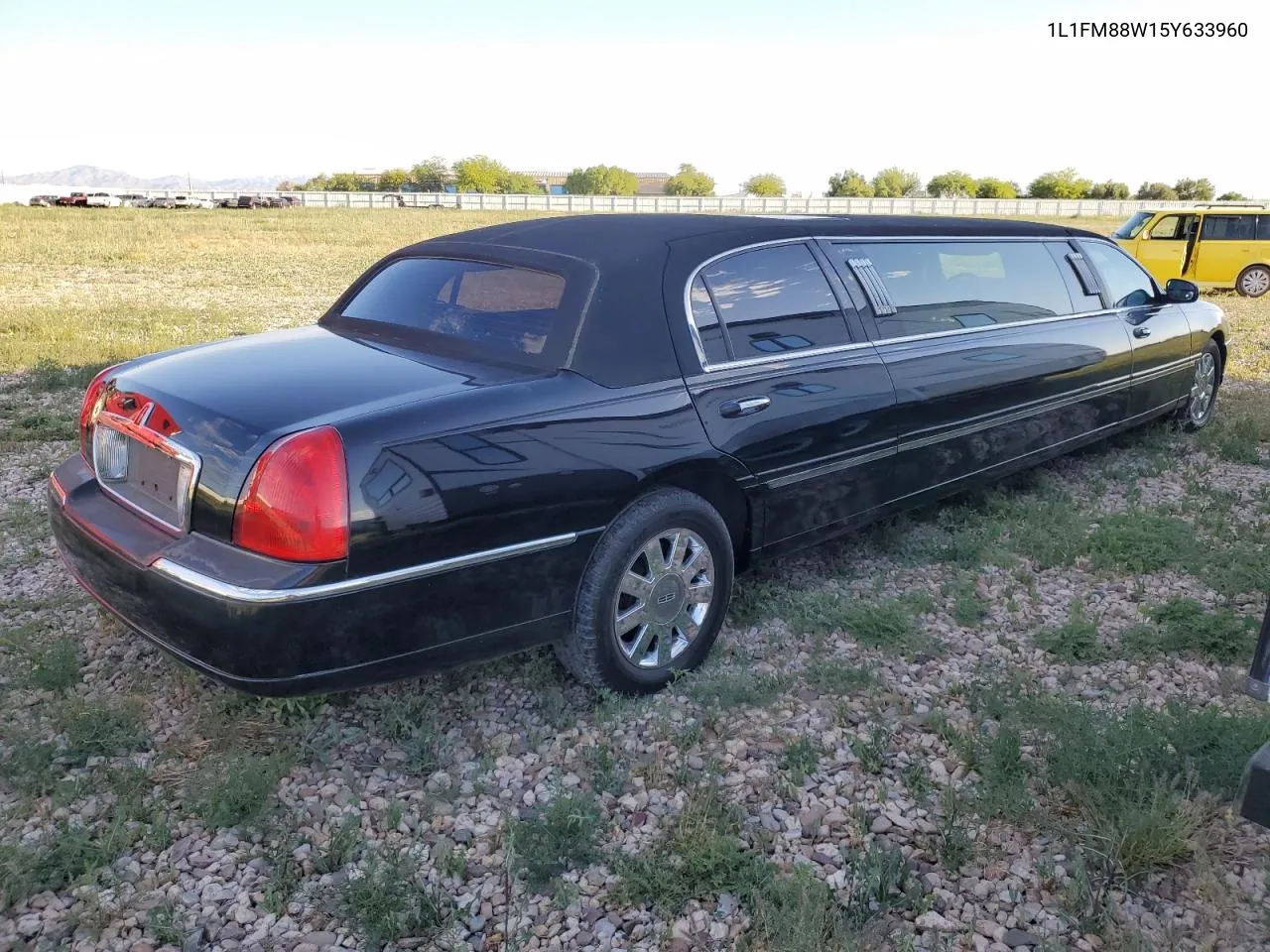 2005 Lincoln Town Car Executive VIN: 1L1FM88W15Y633960 Lot: 54557134