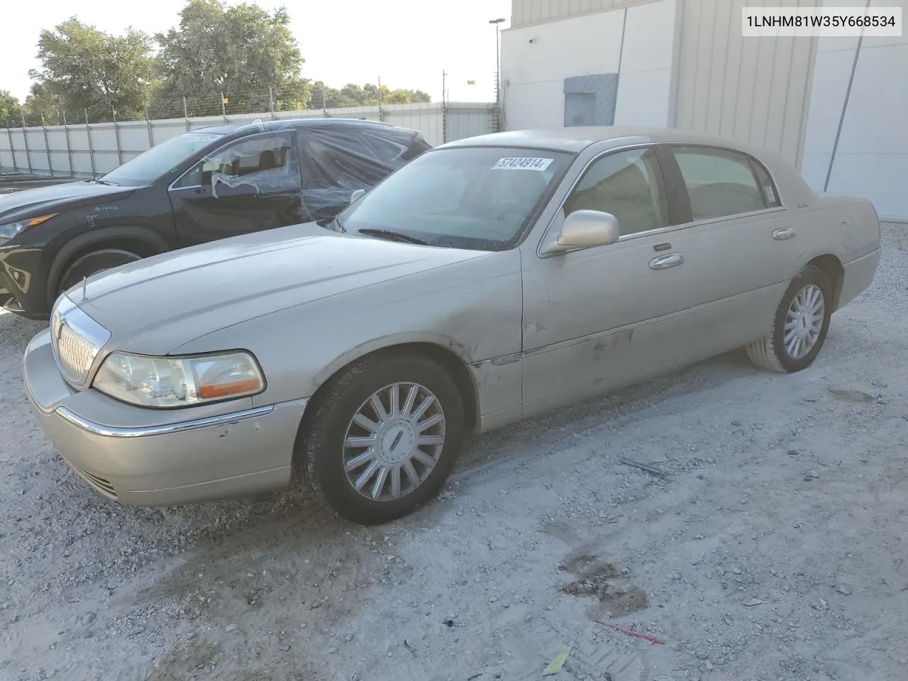 1LNHM81W35Y668534 2005 Lincoln Town Car Signature