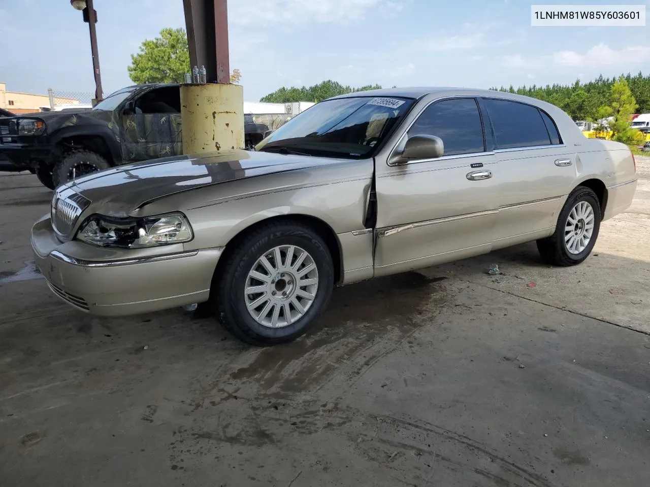 2005 Lincoln Town Car Signature VIN: 1LNHM81W85Y603601 Lot: 67395694