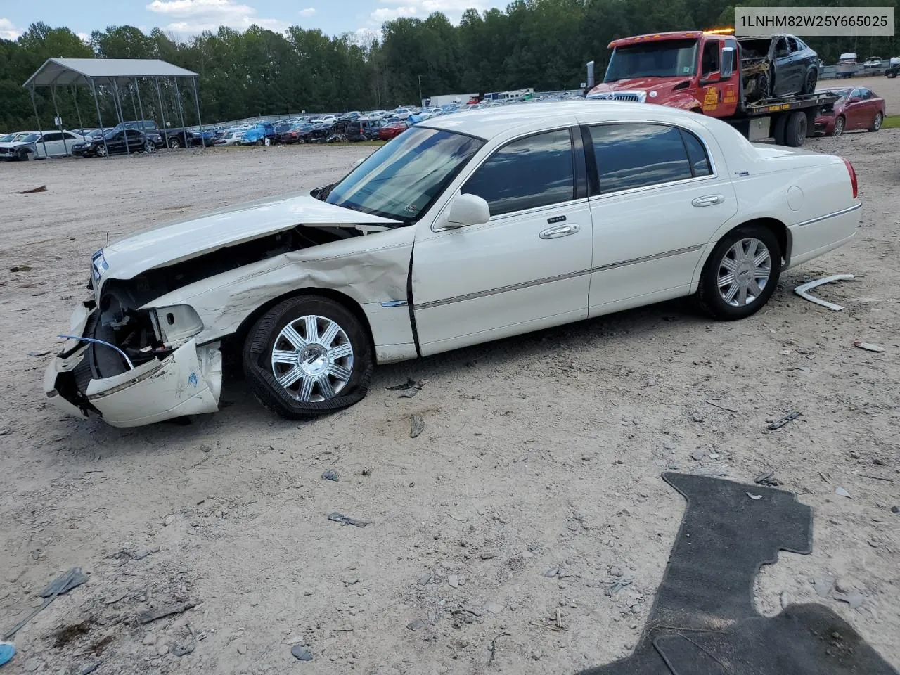 2005 Lincoln Town Car Signature Limited VIN: 1LNHM82W25Y665025 Lot: 70982764