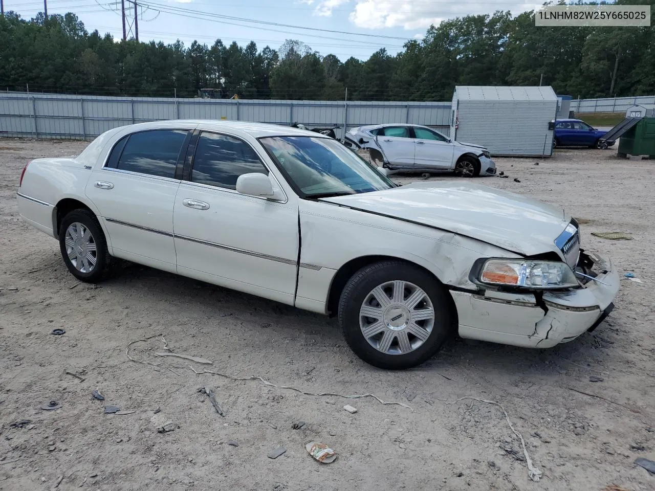 2005 Lincoln Town Car Signature Limited VIN: 1LNHM82W25Y665025 Lot: 70982764