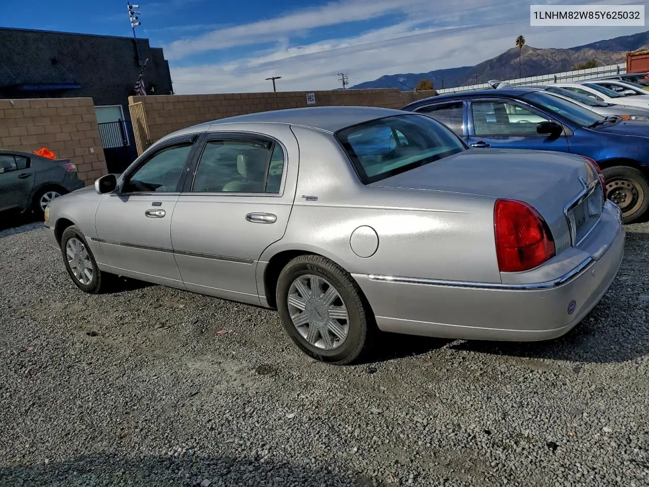 1LNHM82W85Y625032 2005 Lincoln Town Car Signature Limited