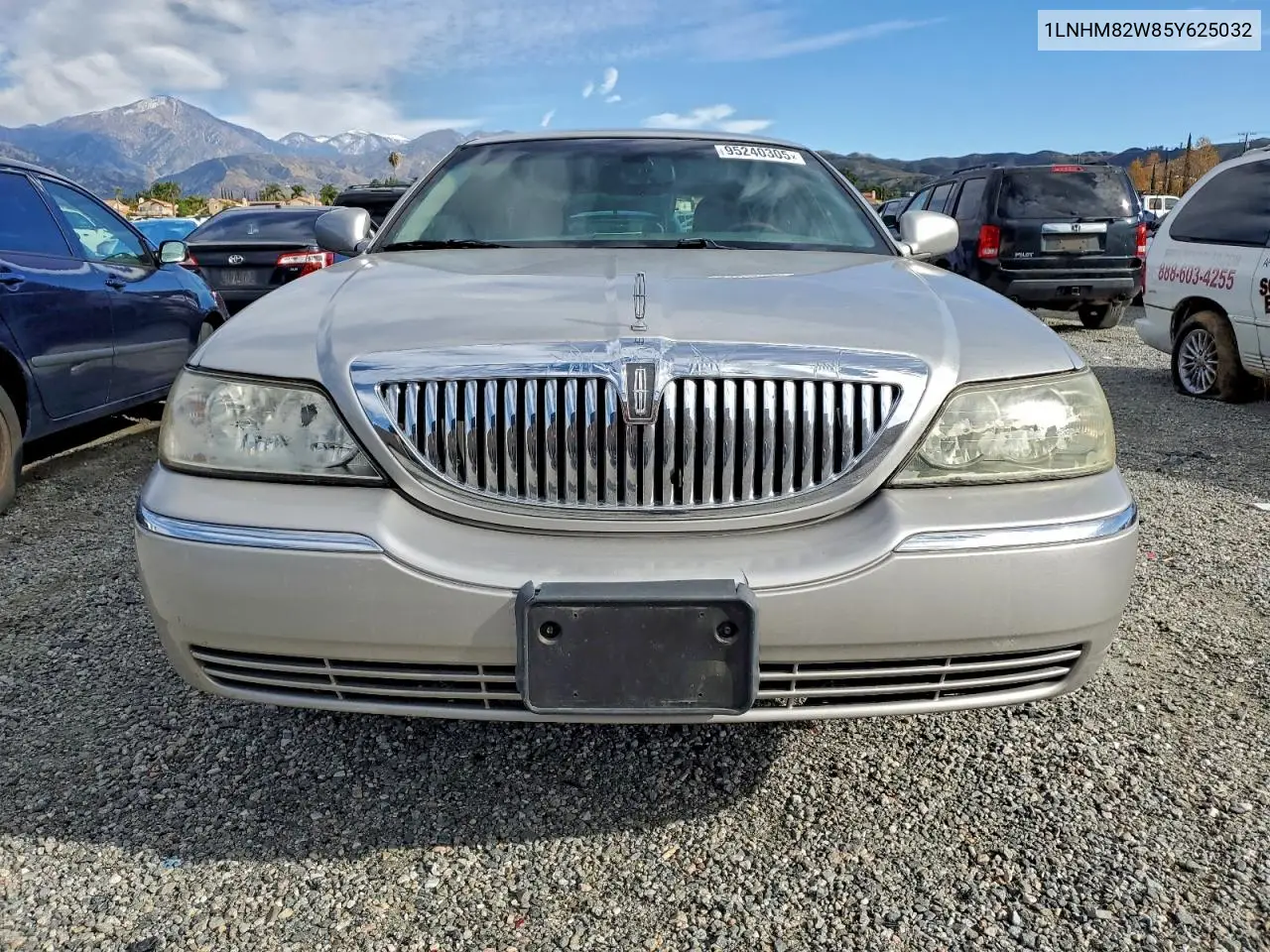 1LNHM82W85Y625032 2005 Lincoln Town Car Signature Limited