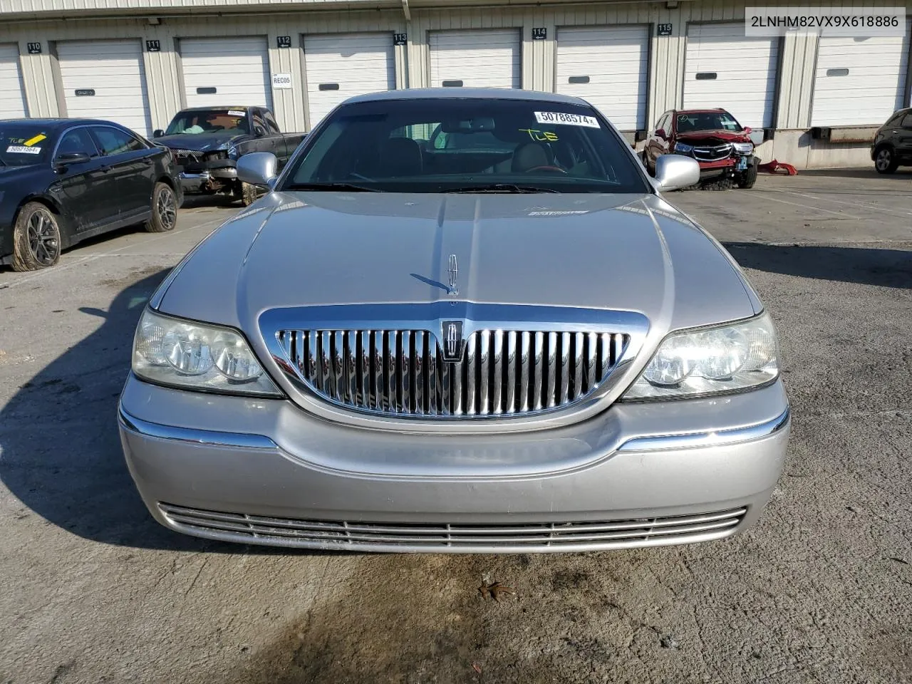 2009 Lincoln Town Car Signature Limited VIN: 2LNHM82VX9X618886 Lot: 50788574