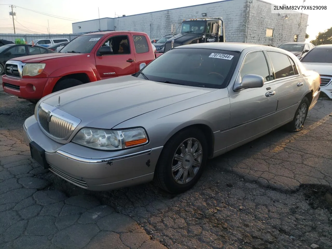 2009 Lincoln Town Car Signature Limited VIN: 2LNHM82V79X629098 Lot: 70712544