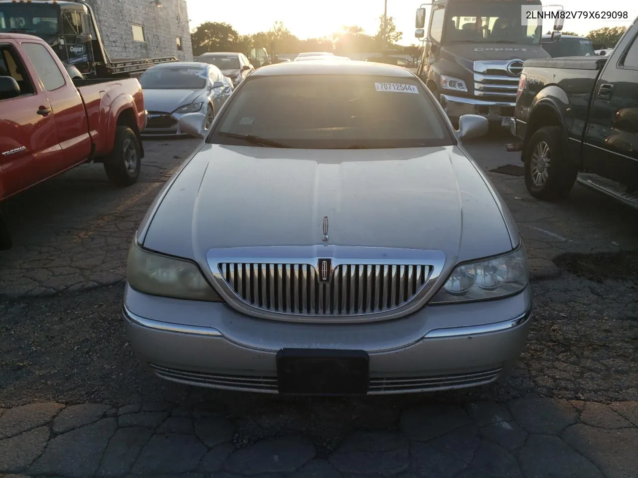 2009 Lincoln Town Car Signature Limited VIN: 2LNHM82V79X629098 Lot: 70712544