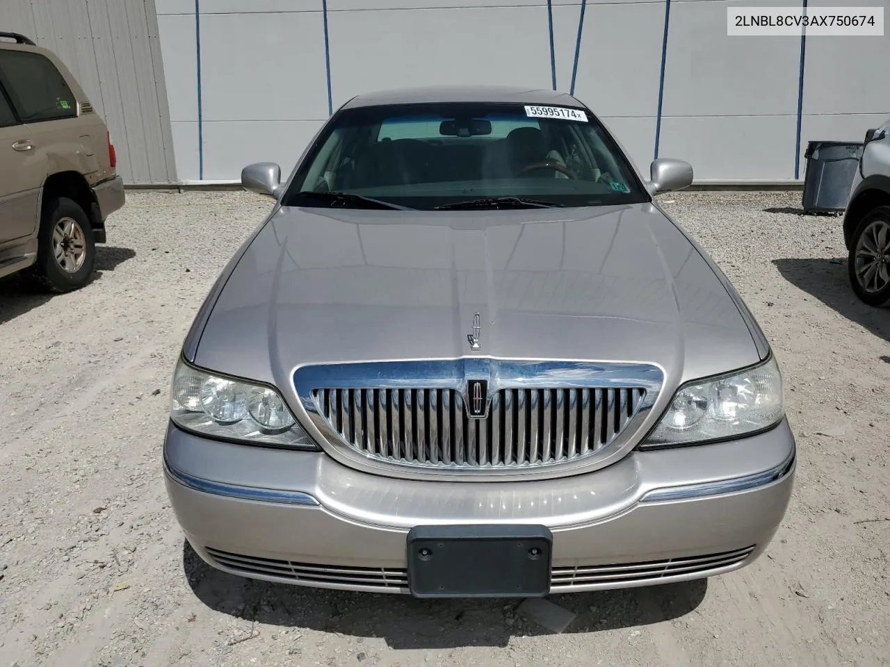 2LNBL8CV3AX750674 2010 Lincoln Town Car Signature Limited