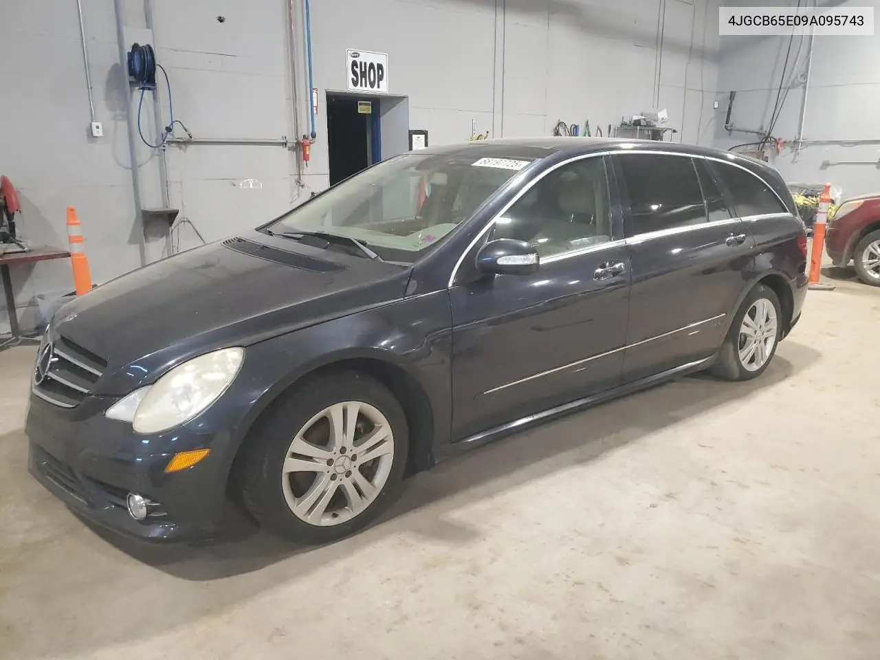 4JGCB65E09A095743 2009 Mercedes-Benz R 350 4Matic