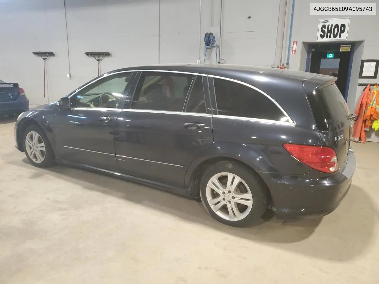4JGCB65E09A095743 2009 Mercedes-Benz R 350 4Matic