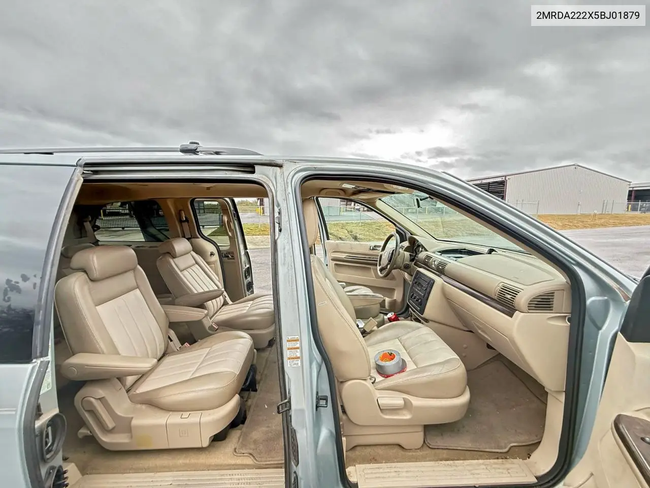 2MRDA222X5BJ01879 2005 Mercury Monterey Luxury