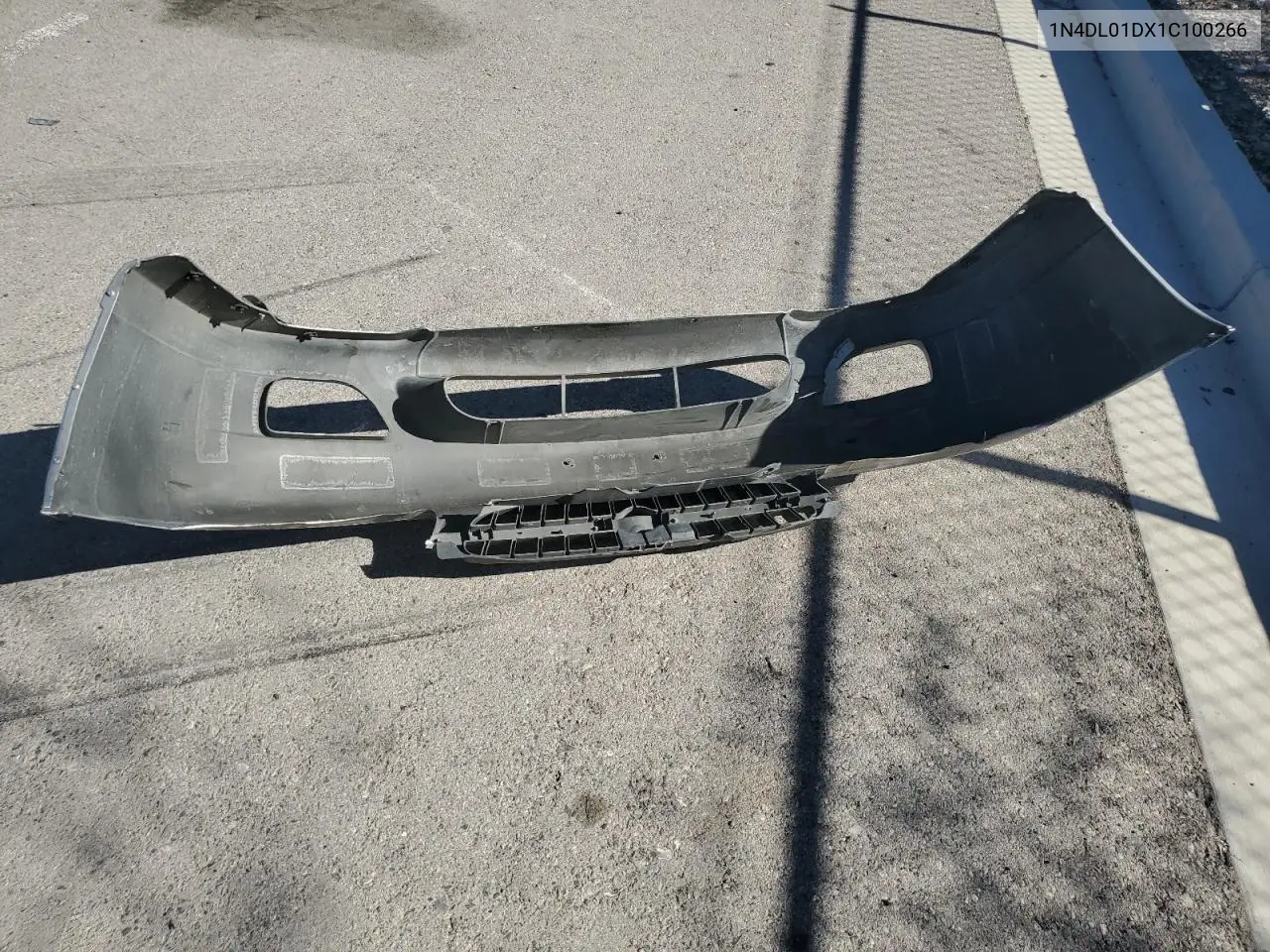 1N4DL01DX1C100266 2001 Nissan Altima Xe