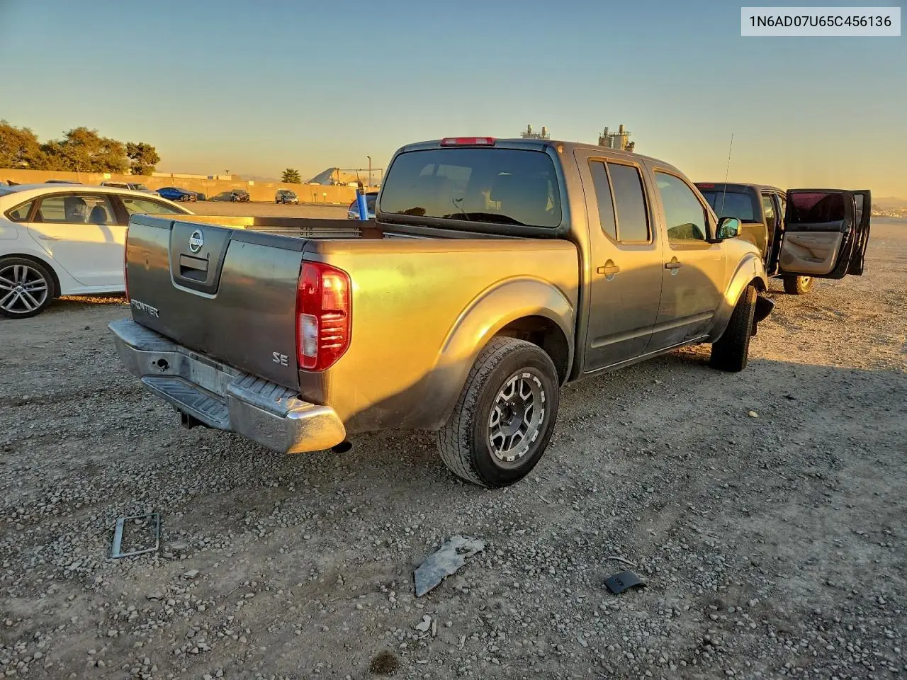 1N6AD07U65C456136 2005 Nissan Frontier Crew Cab Le