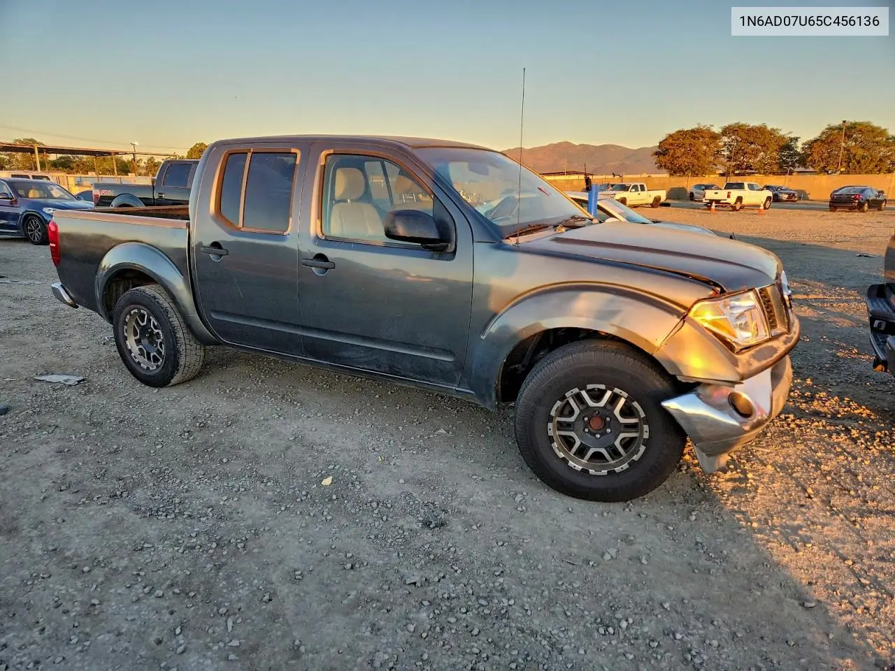 1N6AD07U65C456136 2005 Nissan Frontier Crew Cab Le