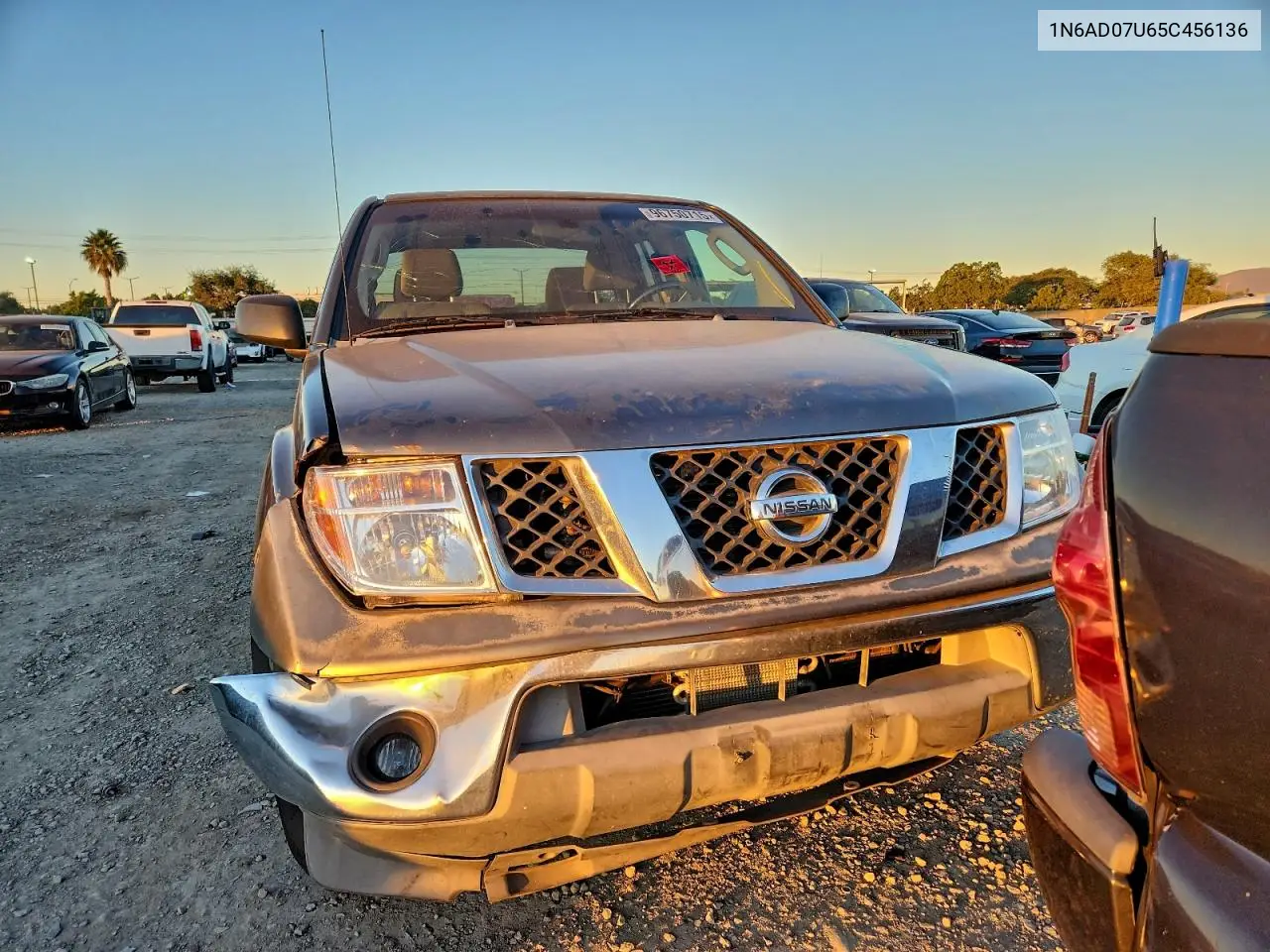 1N6AD07U65C456136 2005 Nissan Frontier Crew Cab Le