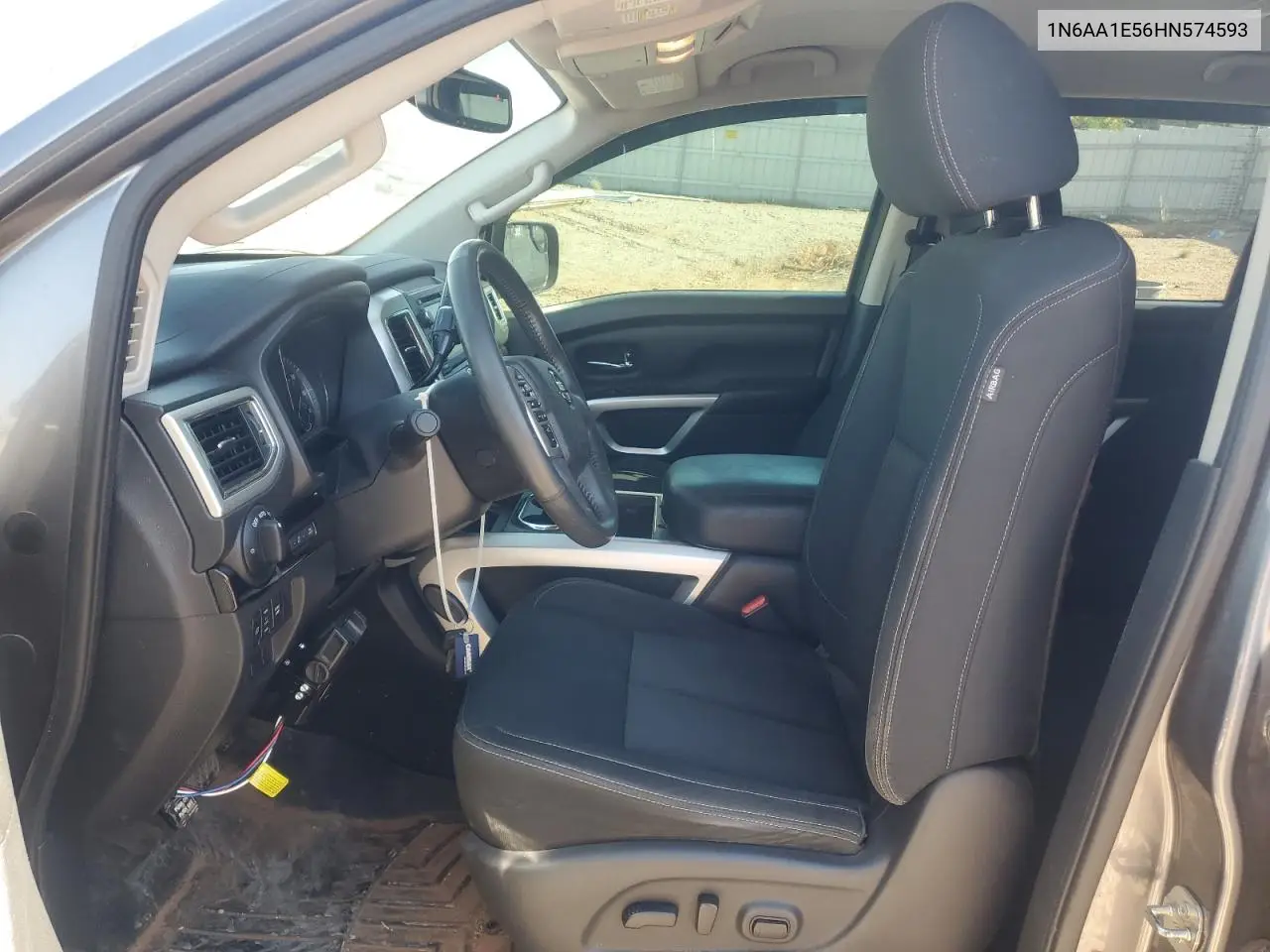 1N6AA1E56HN574593 2017 Nissan Titan Sv