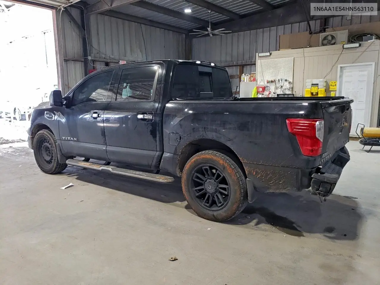 1N6AA1E54HN563110 2017 Nissan Titan Sv