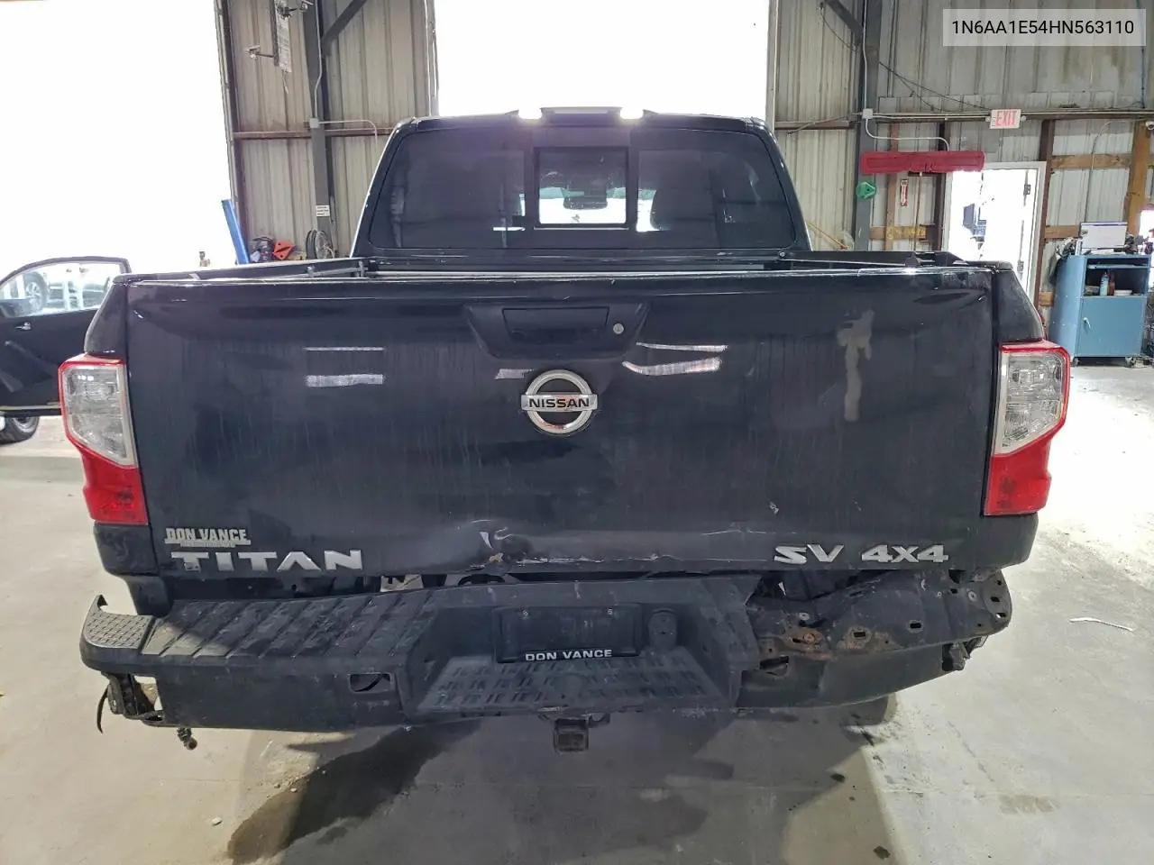 1N6AA1E54HN563110 2017 Nissan Titan Sv