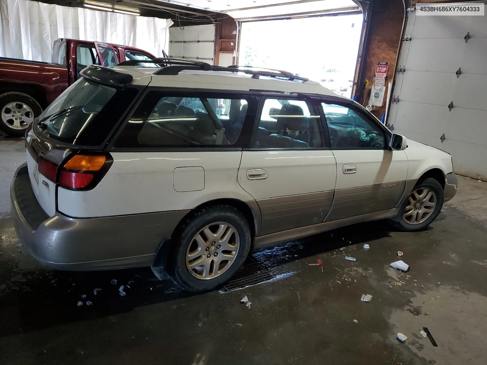 4S3BH686XY7604333 2000 Subaru Legacy Outback Limited