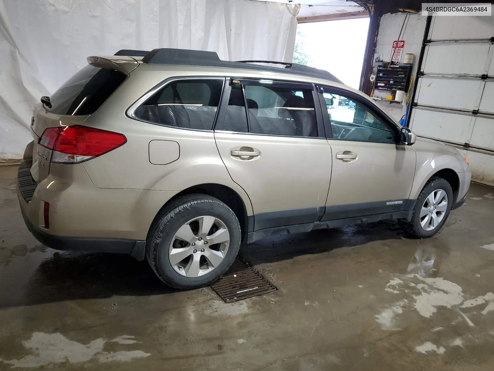 2010 Subaru Outback 3.6R Premium VIN: 4S4BRDGC6A2369484 Lot: 66087474