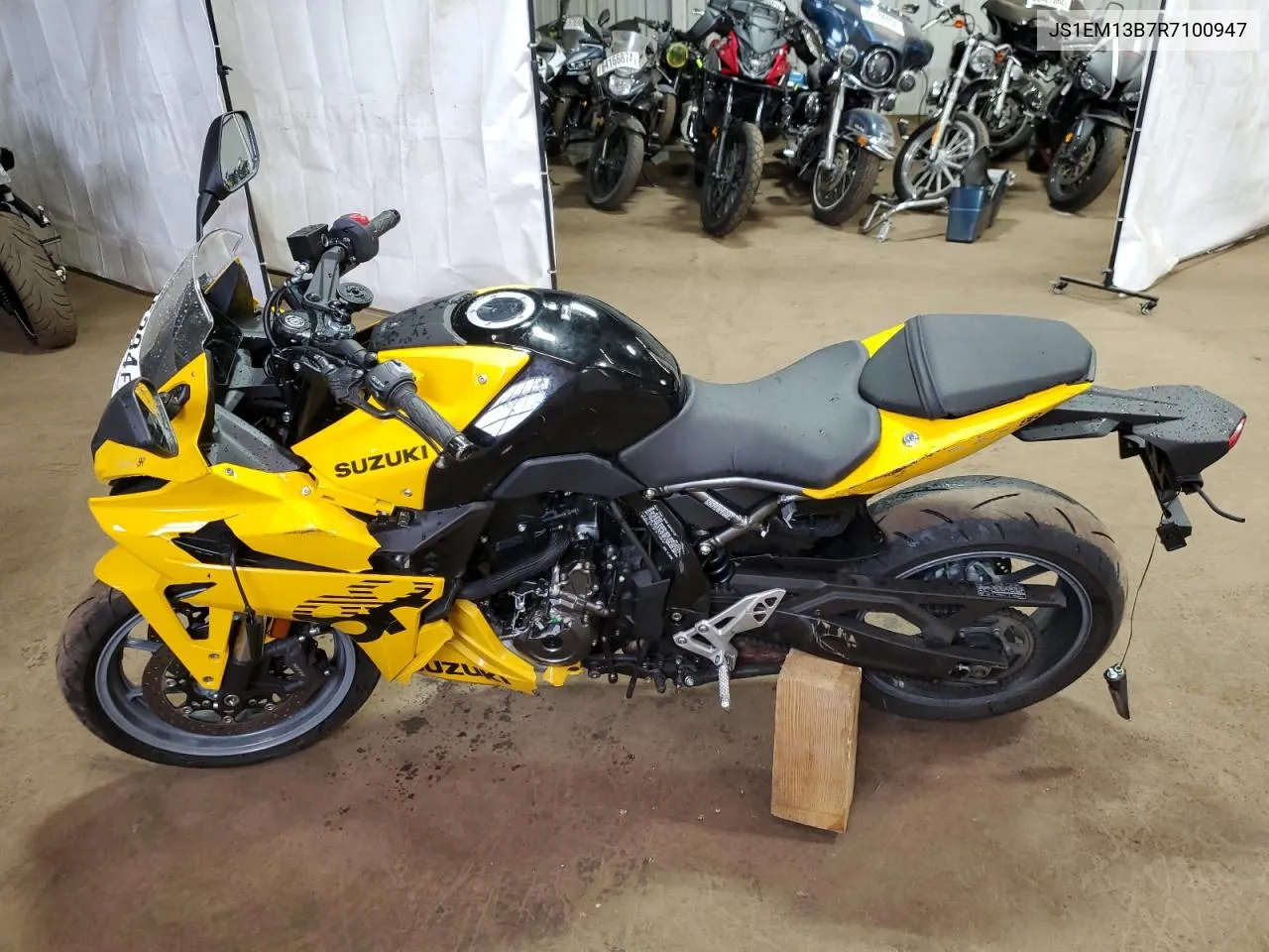 2024 Suzuki Gsx800 F VIN: JS1EM13B7R7100947 Lot: 69365294