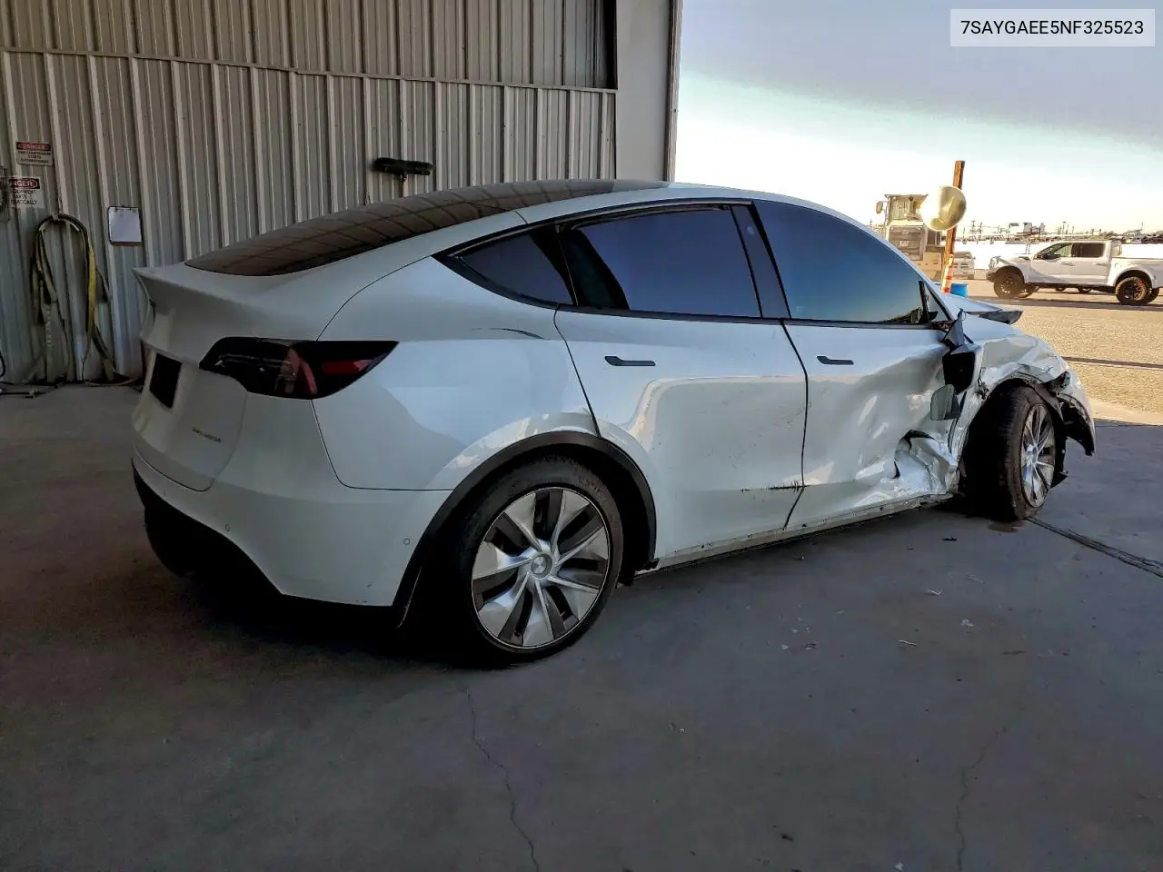 7SAYGAEE5NF325523 2022 Tesla Model Y