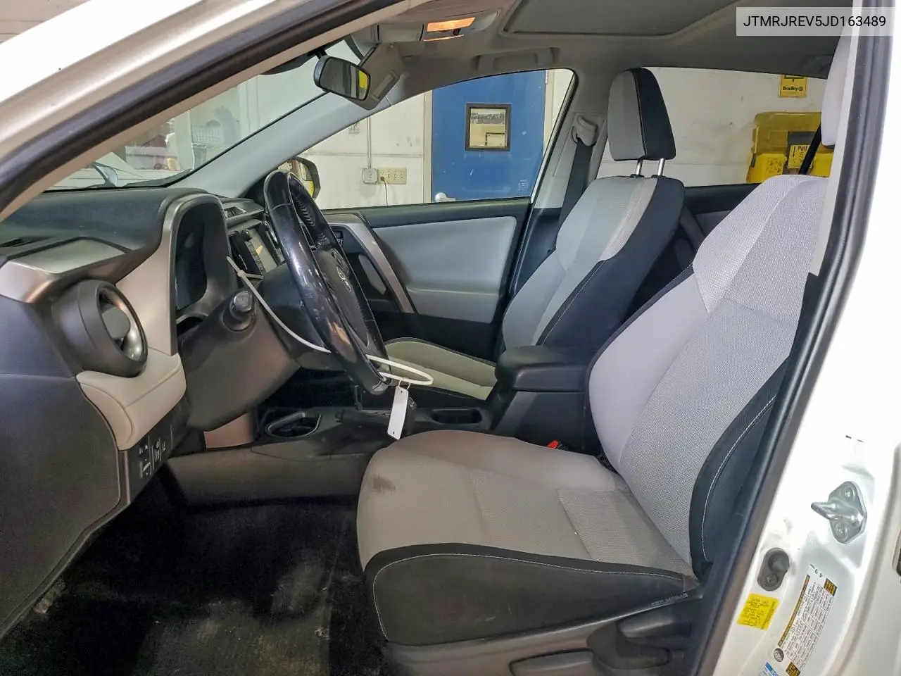 JTMRJREV5JD163489 2018 Toyota Rav4 Hv Le