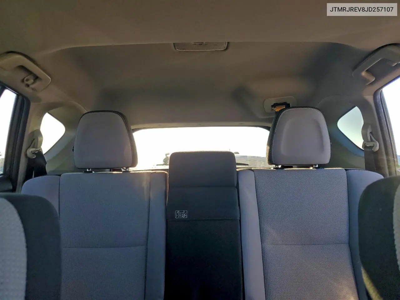 JTMRJREV8JD257107 2018 Toyota Rav4 Hv Le
