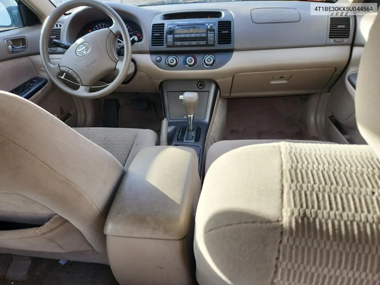 4T1BE30KX5U044564 2005 Toyota Camry Le