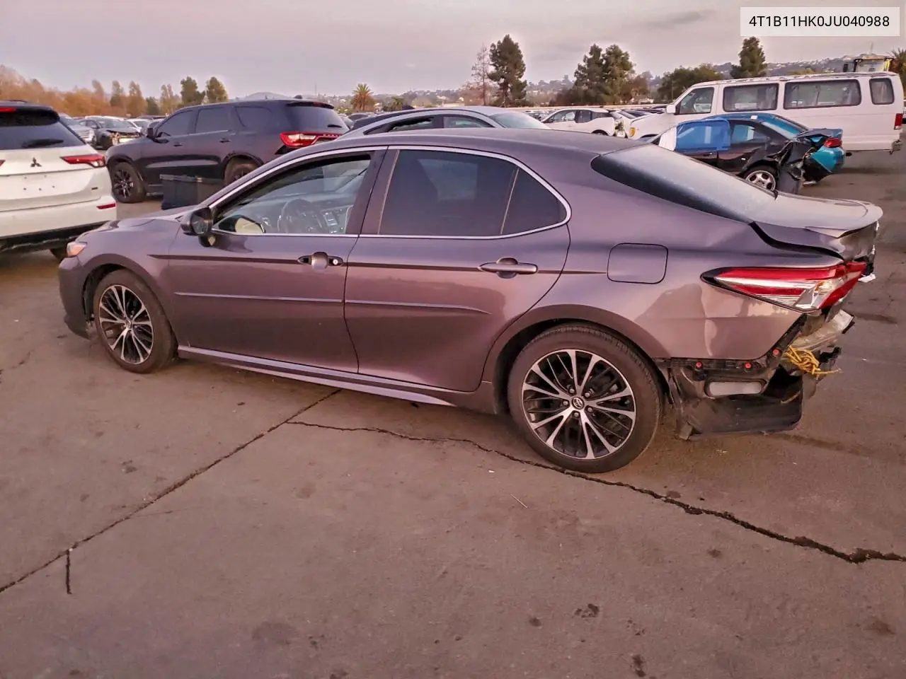 4T1B11HK0JU040988 2018 Toyota Camry L