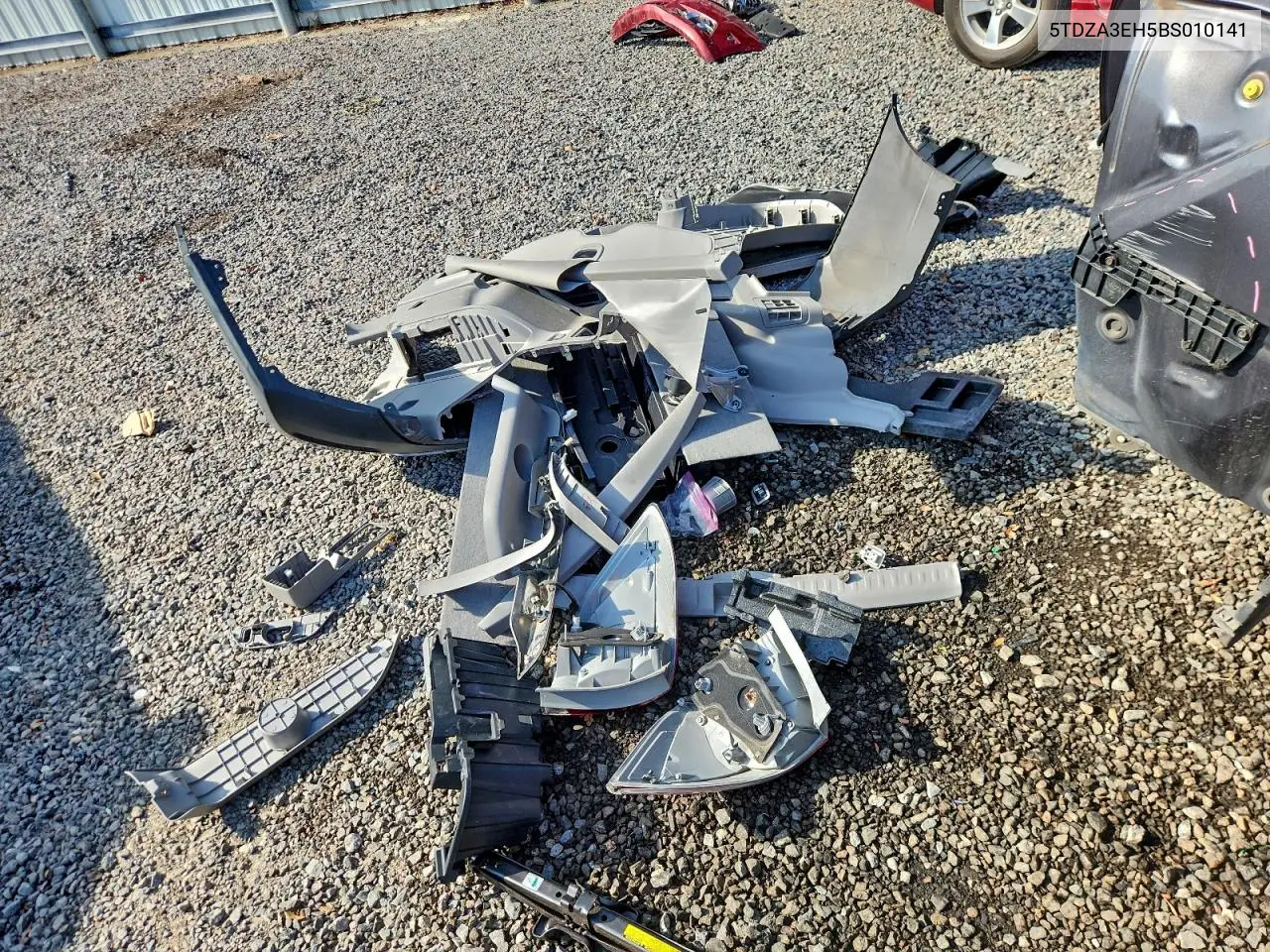 5TDZA3EH5BS010141 2011 Toyota Highlander Base