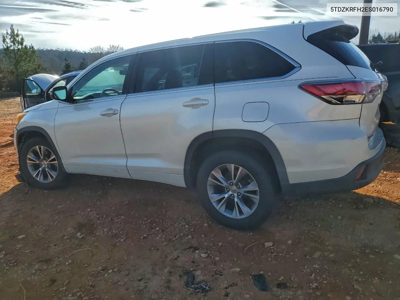 5TDZKRFH2ES016790 2014 Toyota Highlander Le