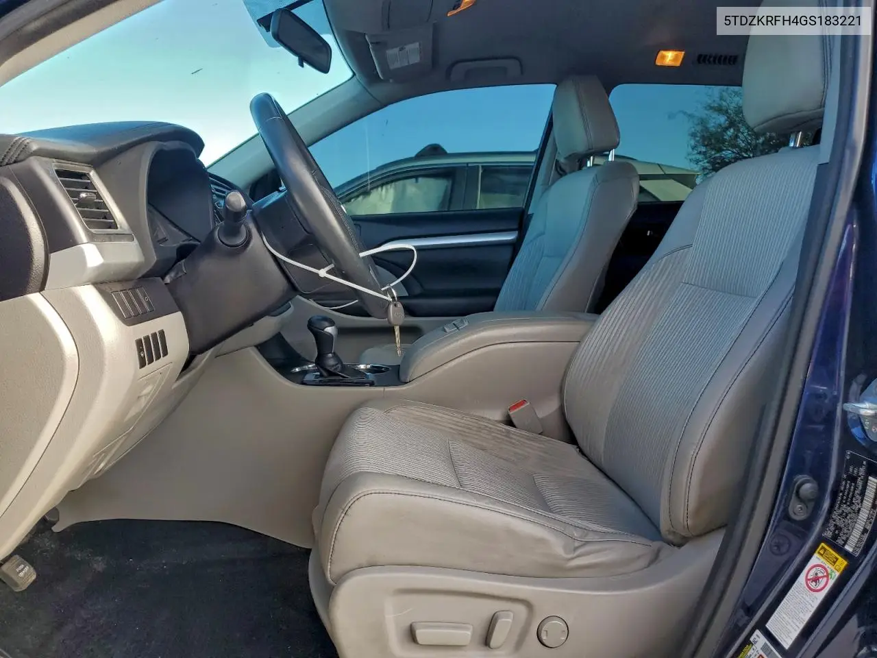 5TDZKRFH4GS183221 2016 Toyota Highlander Le Plus