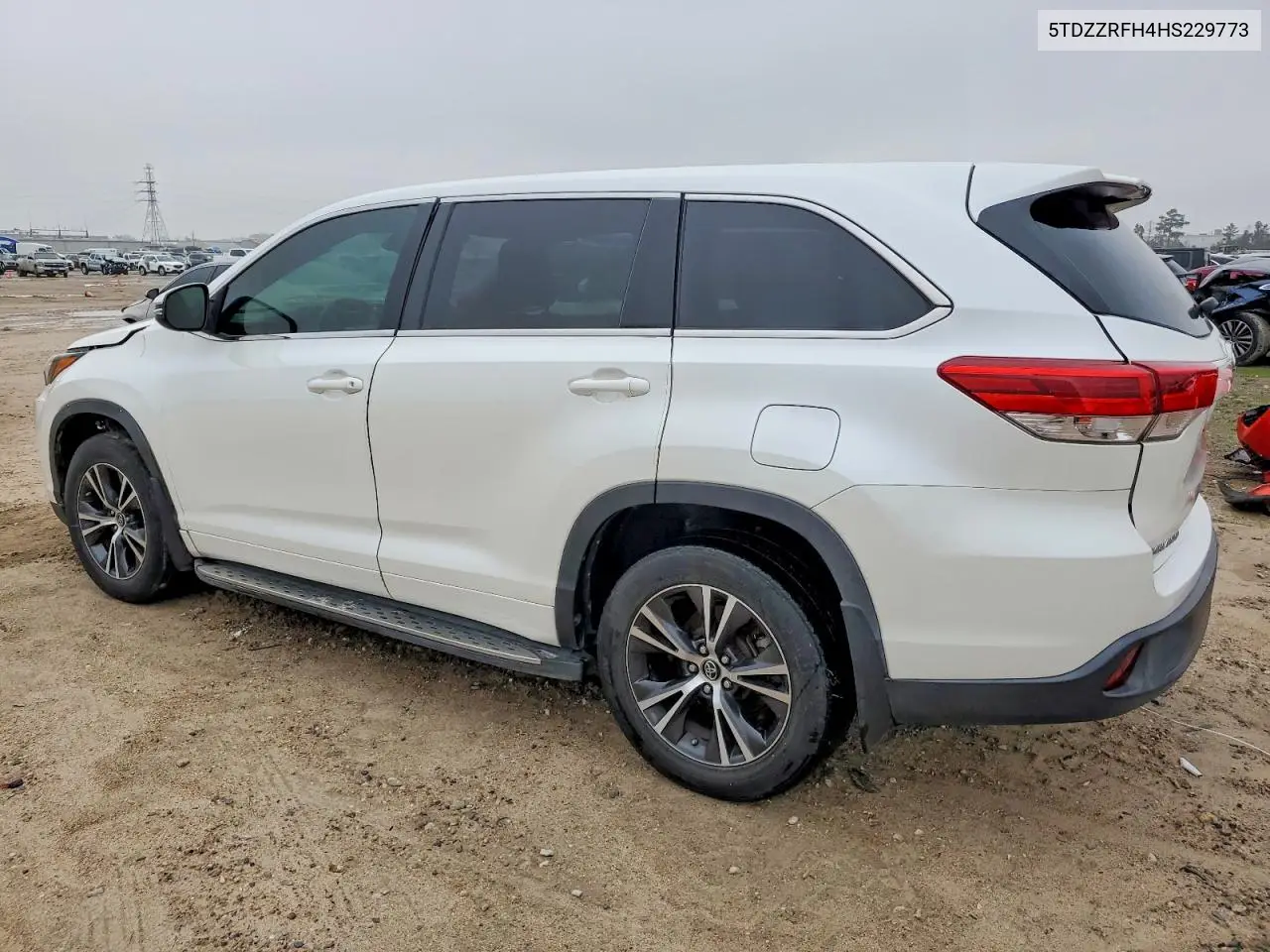 5TDZZRFH4HS229773 2017 Toyota Highlander Le