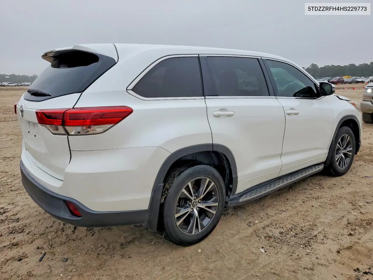5TDZZRFH4HS229773 2017 Toyota Highlander Le