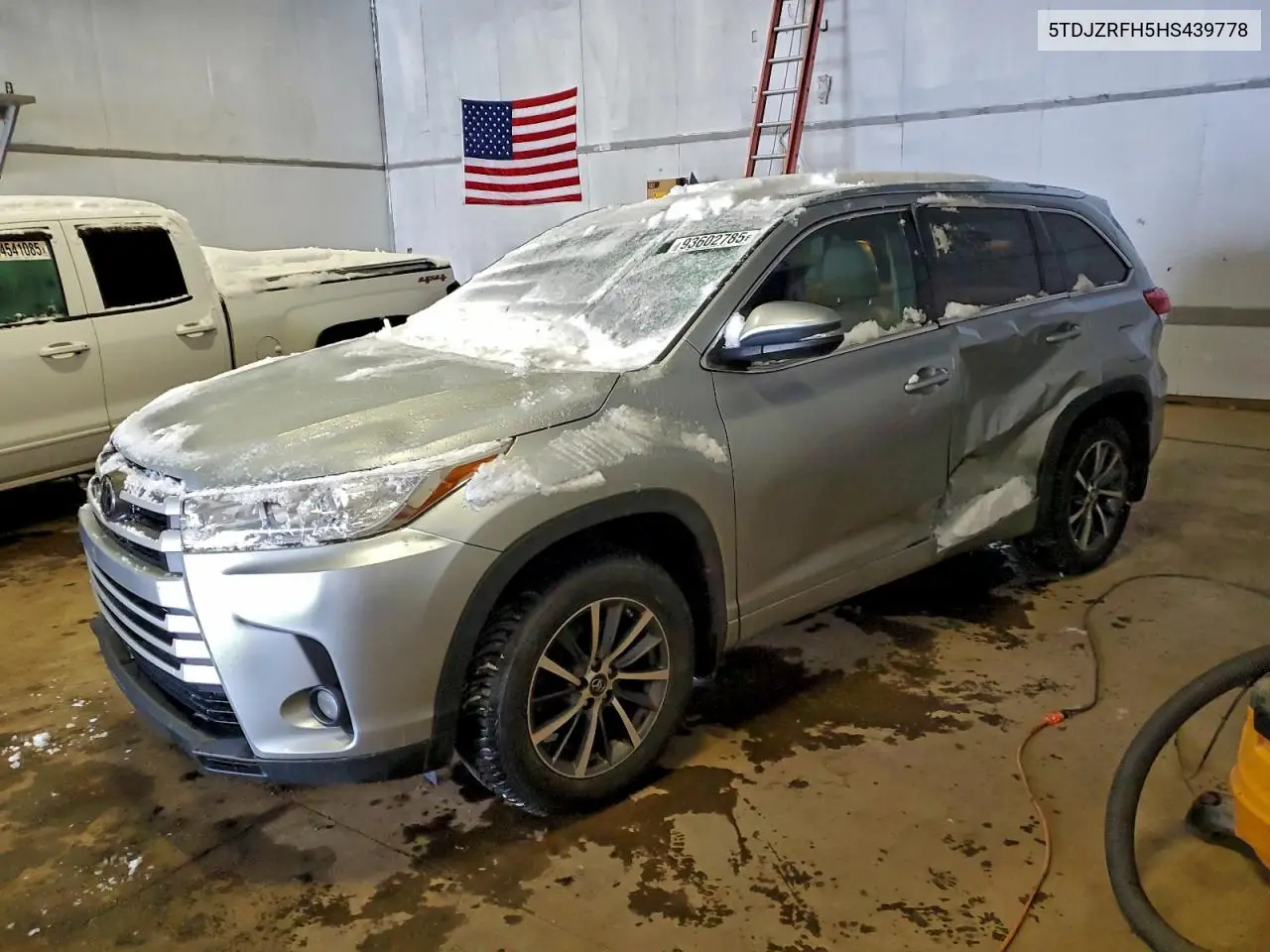 5TDJZRFH5HS439778 2017 Toyota Highlander Se