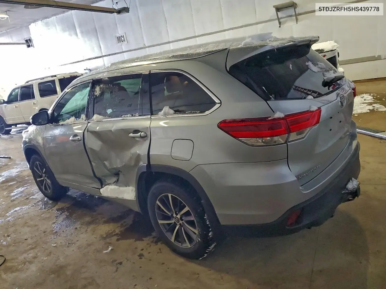 5TDJZRFH5HS439778 2017 Toyota Highlander Se