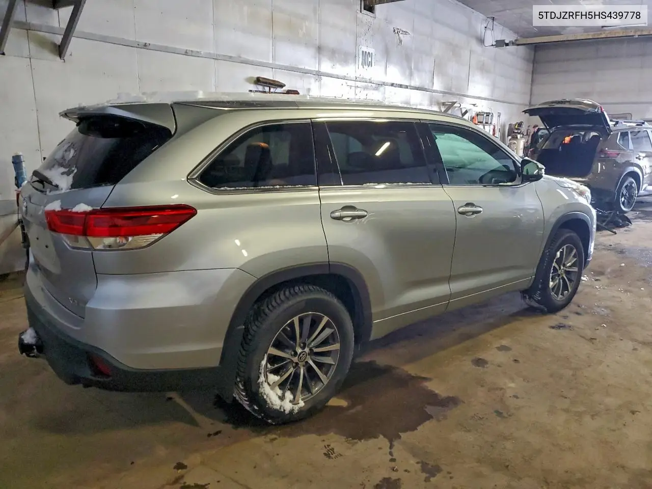 5TDJZRFH5HS439778 2017 Toyota Highlander Se