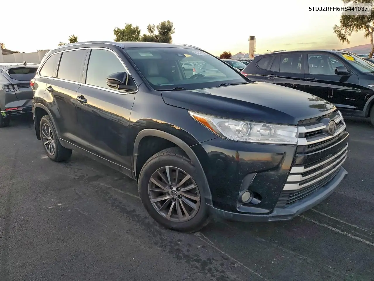 5TDJZRFH6HS441037 2017 Toyota Highlander Se