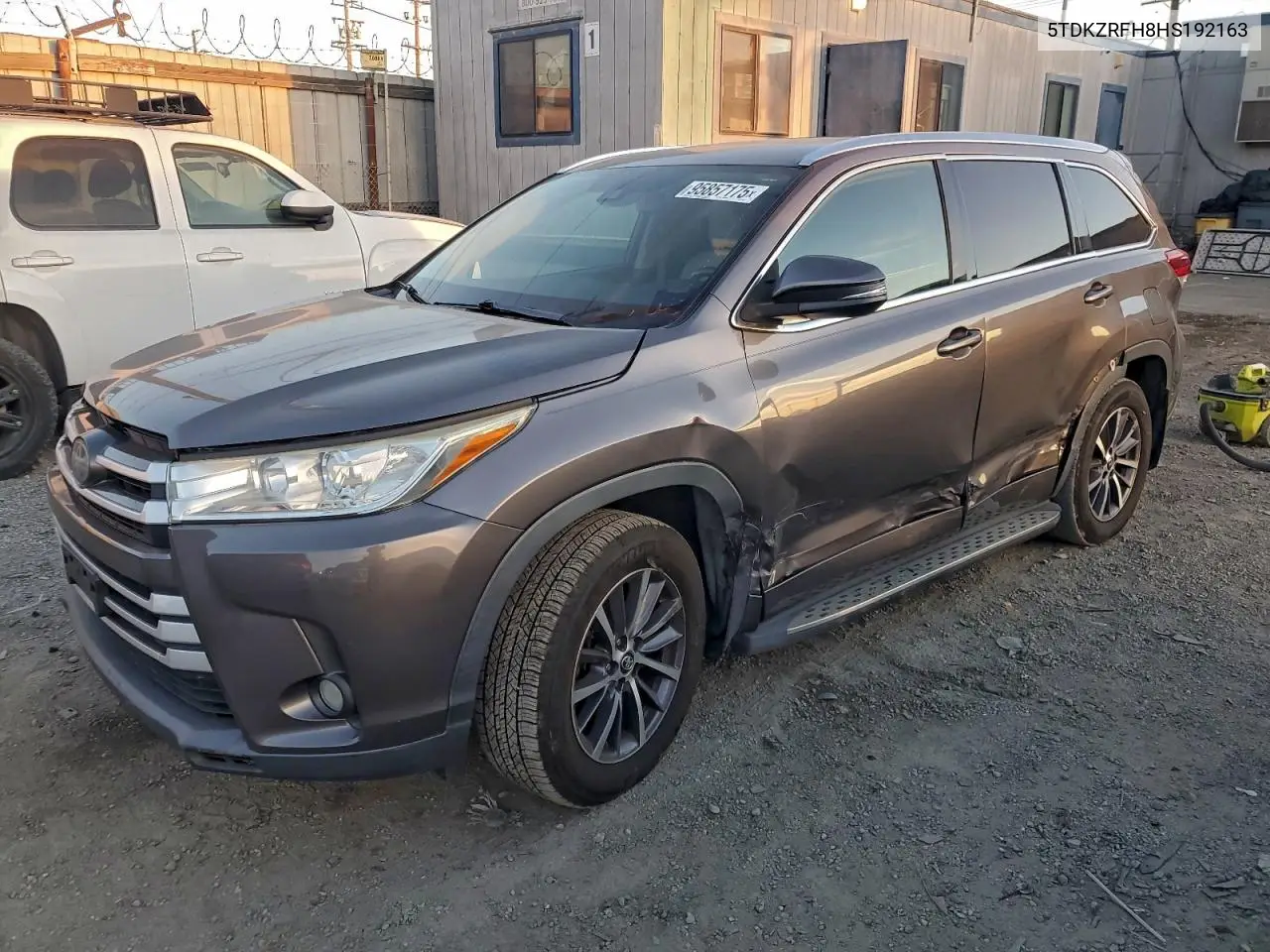 5TDKZRFH8HS192163 2017 Toyota Highlander Se