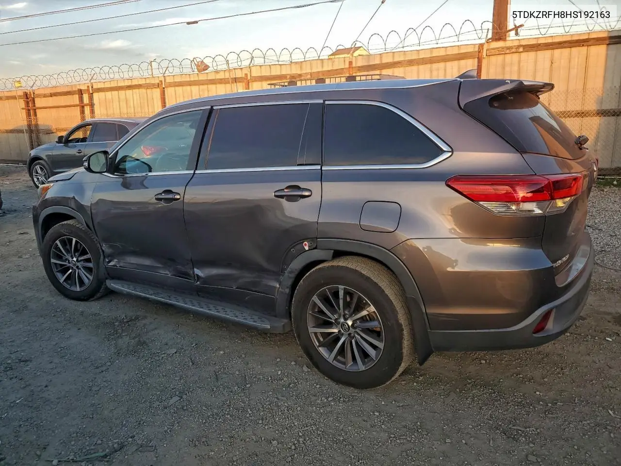 5TDKZRFH8HS192163 2017 Toyota Highlander Se
