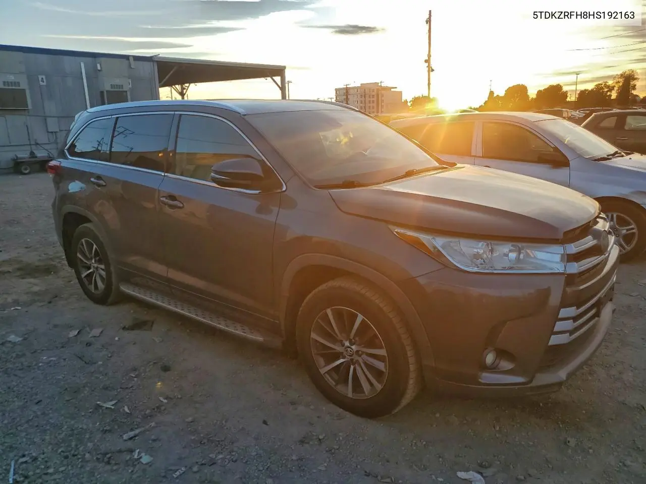 5TDKZRFH8HS192163 2017 Toyota Highlander Se