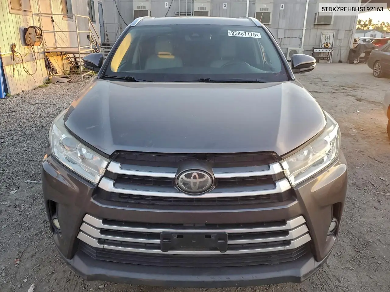 5TDKZRFH8HS192163 2017 Toyota Highlander Se
