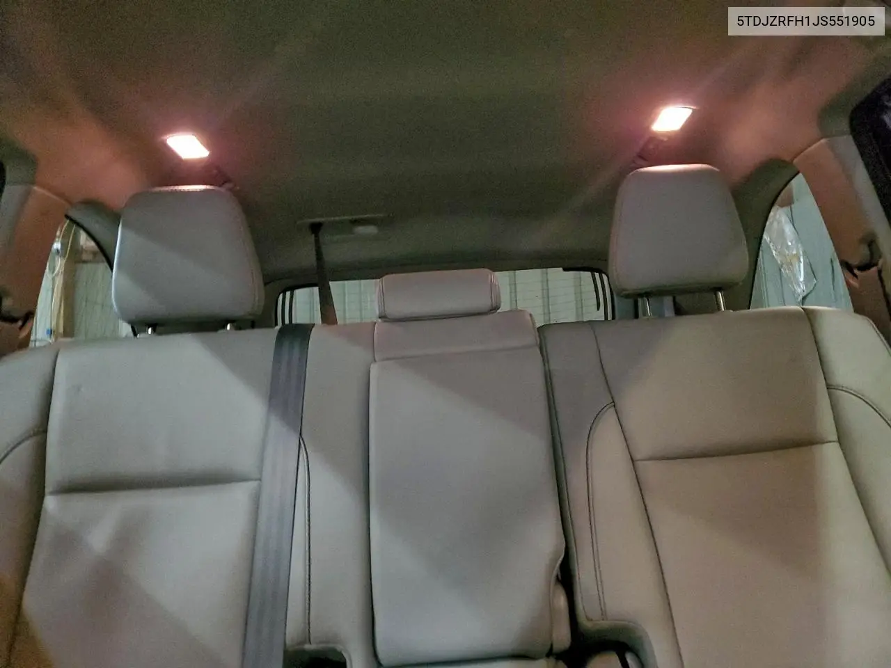 5TDJZRFH1JS551905 2018 Toyota Highlander Se