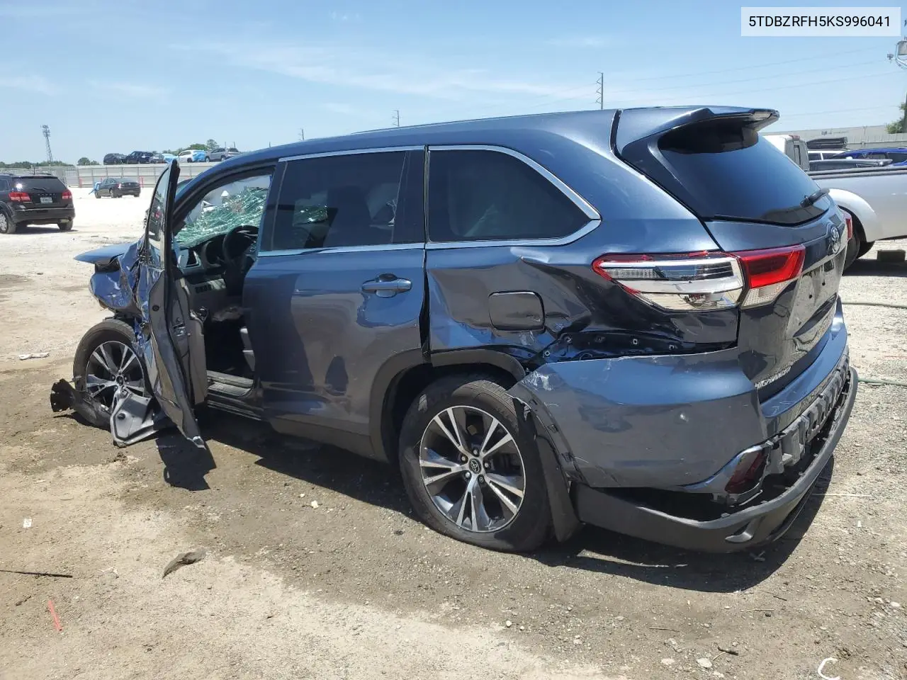 5TDBZRFH5KS996041 2019 Toyota Highlander Le